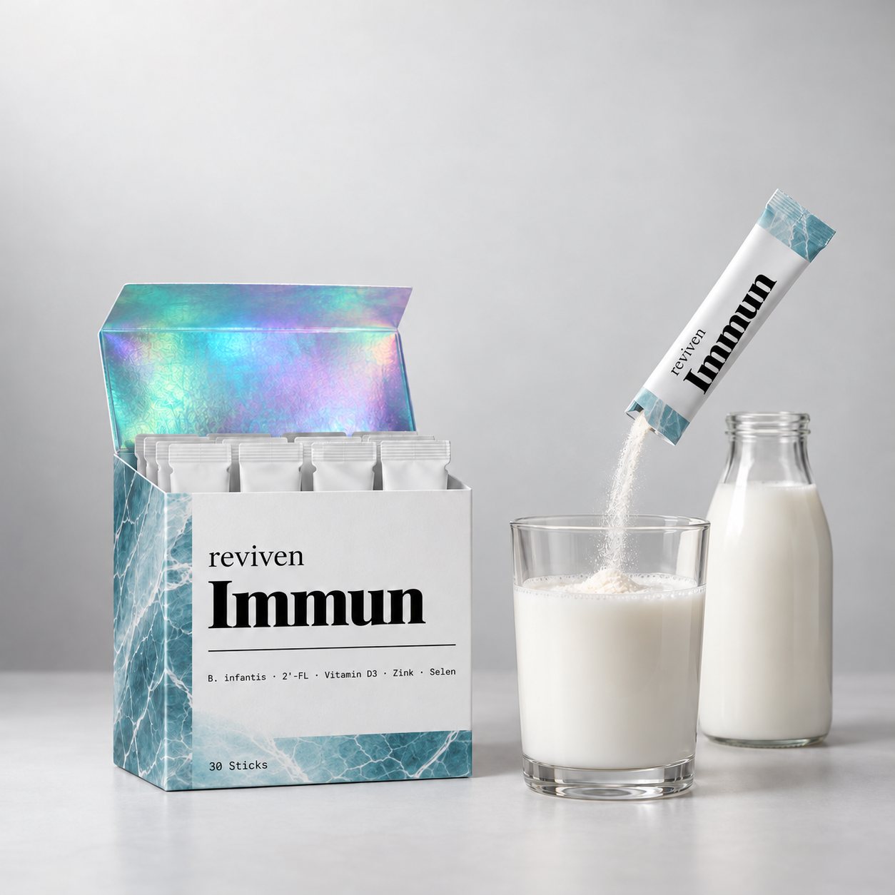 Geöffnete Schachtel, aus einem Stick rieselt Pulver in ein Glas kalte Milch