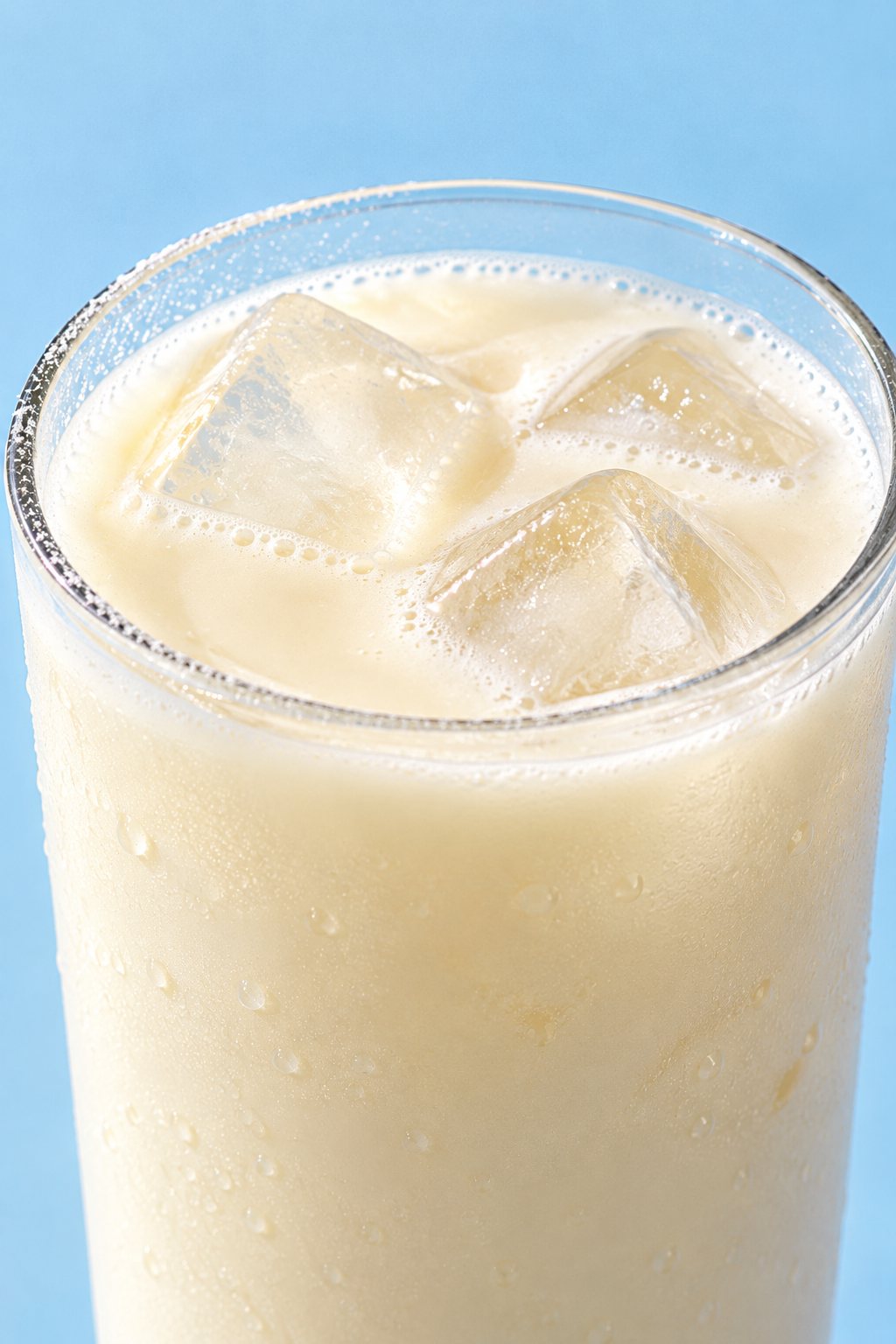 Glas kalte Milch mit Eis