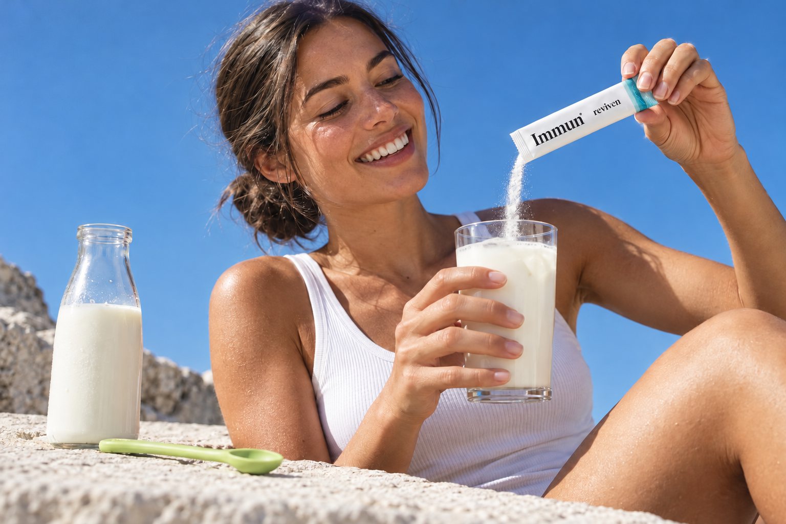 Junge Frau schüttet einen Stick in ein Glas kalte Milch